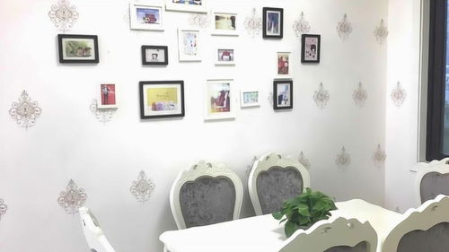 實拍107㎡簡歐三居室,進門的玄關柜很攢,餐廳照片背景墻最搶眼