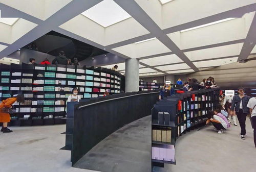 排了40分鐘隊,我們進了成都最大美妝工廠,就這