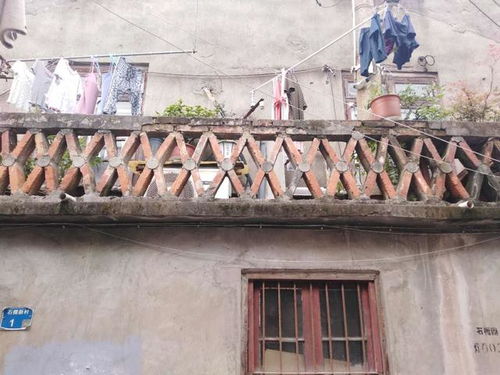 墻磚斑駁,電線漫天,探訪中華第一商圈旁的破敗棚戶區