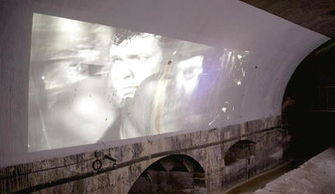英國(guó)電影《第三人》的畫面投映在維也納下水道的墻上