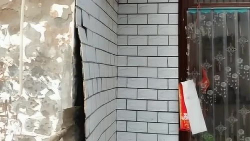 工人不負責任,貼的墻磚,三年不到就成這樣了,只能拆了重新貼